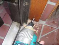 玄関木部処理　ドア枠木　6mm.ドリル穿孔　薬剤注入　木栓修復
