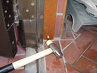 玄関木部処理　ドア枠木　6mm.ドリル穿孔　薬剤注入　木栓修復